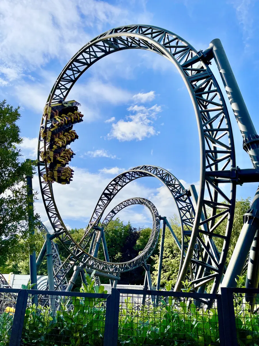 Twister Alley: Back-to-back loops in a tight steel knot